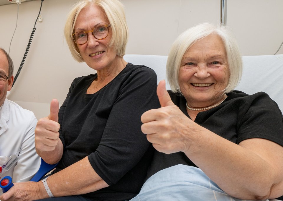 Professor Jan Schmitt mit den Schwestern Anna Mahr und Brigitte Kollo