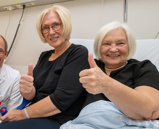 Professor Jan Schmitt mit den Schwestern Anna Mahr und Brigitte Kollo