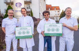 Michel André Bott, Chefarzt innere Medizin (von links), Dr. Holger Ahrens, leitender Arzt für innere Medizin und Kardiologie, Dr. med. Hatim Kanaaneh, Chefarzt Allgemein- und Viszeralchirurgie sowie Oberarzt Liviu Rusticeanu freuen sich über die hohe Auszeichnung der AOK Hessen. Foto: Andreas Schmidt / DGD Stiftung